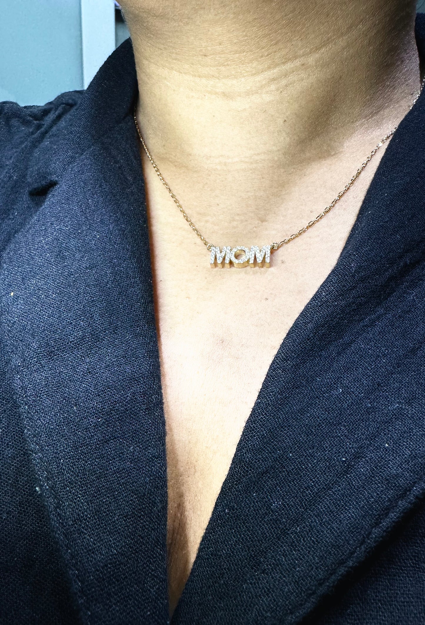 MOM necklace with Diamonds